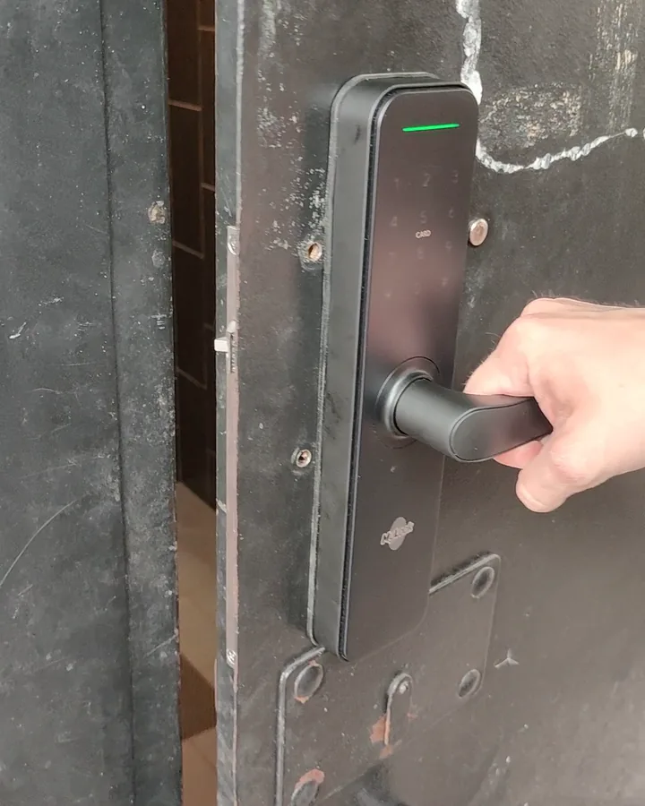 Умный замок MyLock Vesta Apart на уличной двери офиса